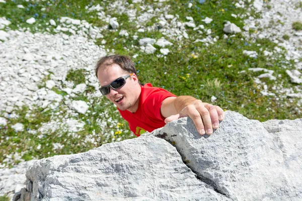 Homme grimpeur pendu à un rocher . — Photo