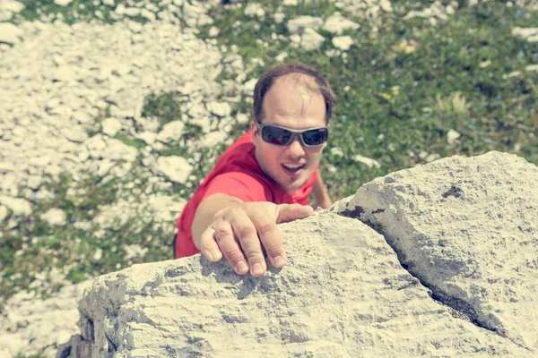 Male climber hanging from a rock. — Stock Photo, Image