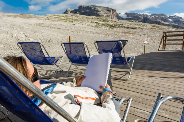 Kvinna som läser ett manus i mountain resort. — Stockfoto