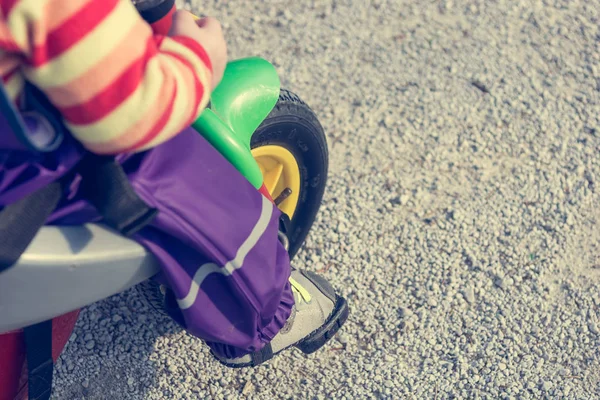 Detailní záběr na nohy dítěte tlačí pedál na kole. — Stock fotografie