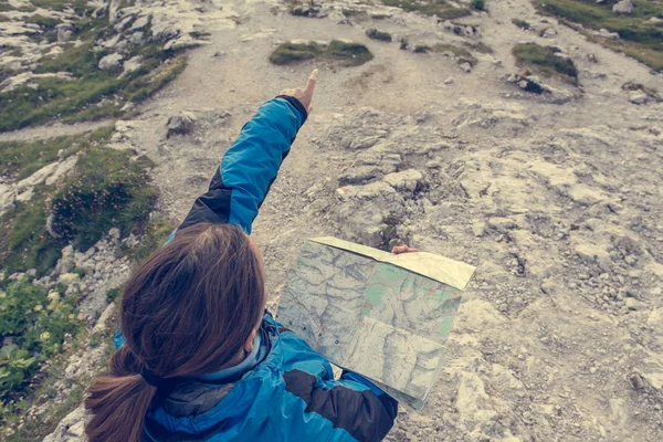 Kvinnliga hiker visar vägen. — Stockfoto