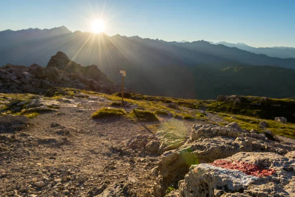 Mountain riktning tecken ljus av solen. — Stockfoto