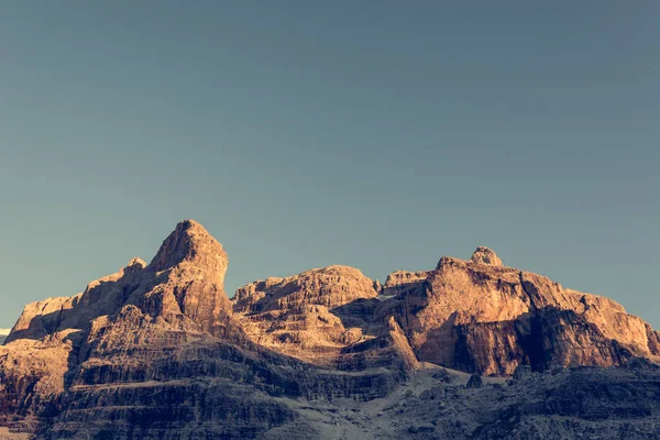 Alpes de montanha iluminados pelo sol . — Fotografia de Stock