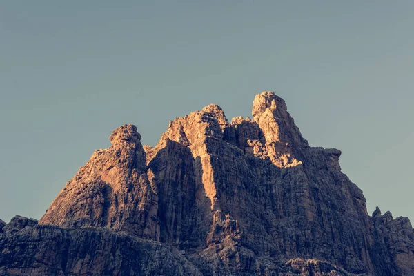 Picos de montaña iluminados por el sol . — Foto de Stock