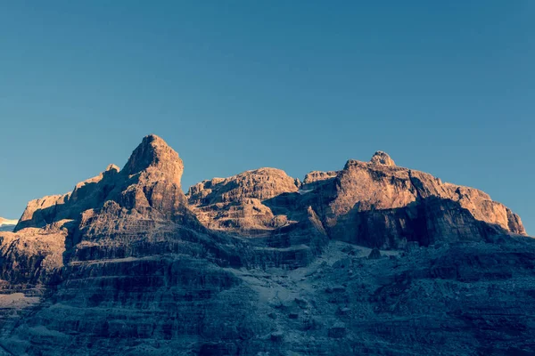 Solen lyser bergstoppar. — Stockfoto