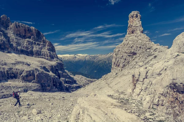 Hiker on a mountain trail. — Stock Photo, Image