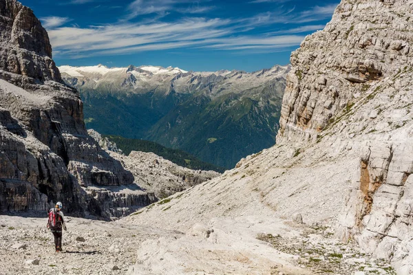 Randonneur sur un sentier de montagne . — Photo