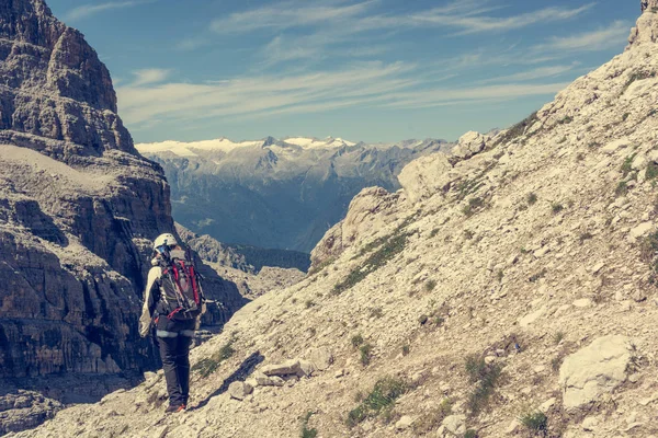 Hiker on a mountain trail. — Stock Photo, Image