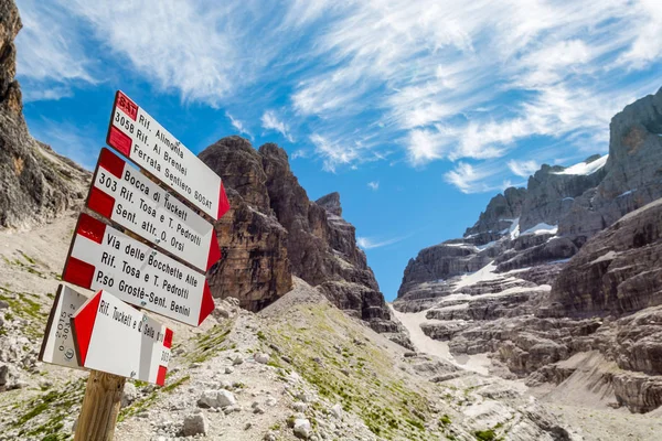 Mountain sign along Sentiero delle Bocchette Alte. — ストック写真