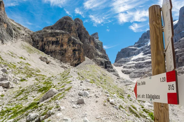 Mountain sign along Sentiero delle Bocchette Alte. — Stockfoto