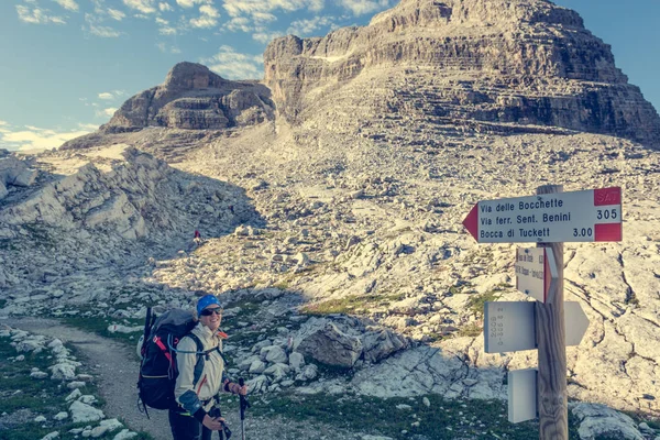 Buon escursionista accanto al cartello direzione . — Foto Stock
