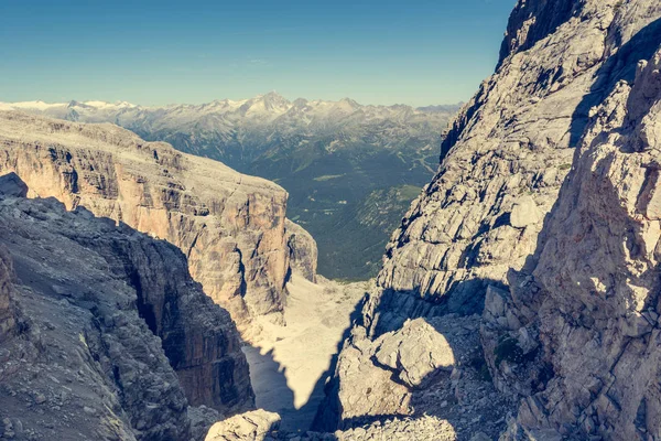 Vista sulle montagne attraverso uno stretto passo . — Foto Stock