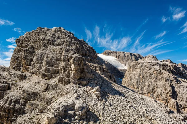 Ghiacciaio di montagna che termina con una goccia a picco . — Foto Stock