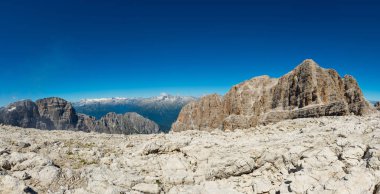 Panoramik dağ görünümü.