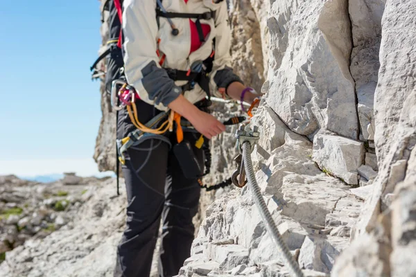 Detailní záběr na ženské horolezec připojení via ferrata set. — Stock fotografie