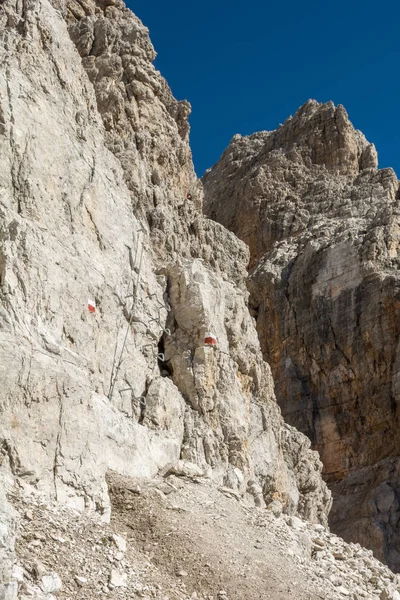 Via ferrata route creusée dans la roche . — Photo