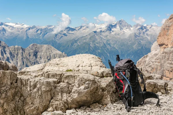 Vista a la montaña con mochila sentada junto a la roca . — Foto de Stock