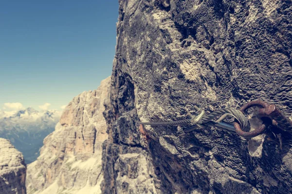 Gros plan du câble en acier de la route via ferrata . — Photo