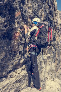 Via ferrata rota üzerinde kadın dağcı.