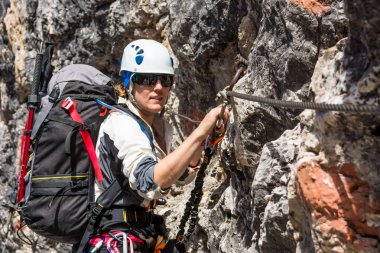 Via ferrata rota üzerinde kadın dağcı.