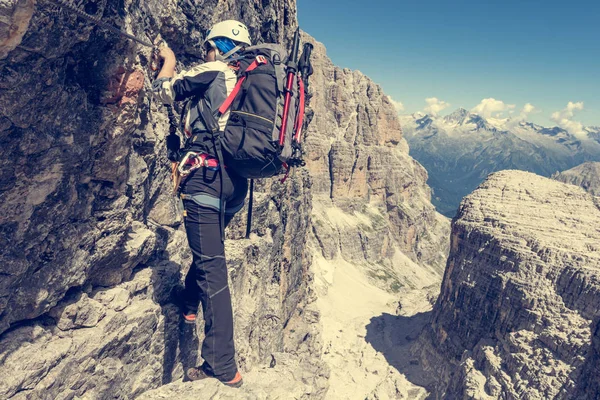 を介してフェッラタ ルートの女性登山家. — ストック写真