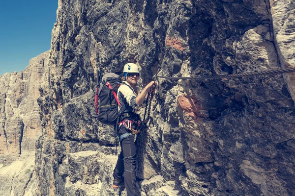 Alpinista feminina na via ferrata . — Fotografia de Stock