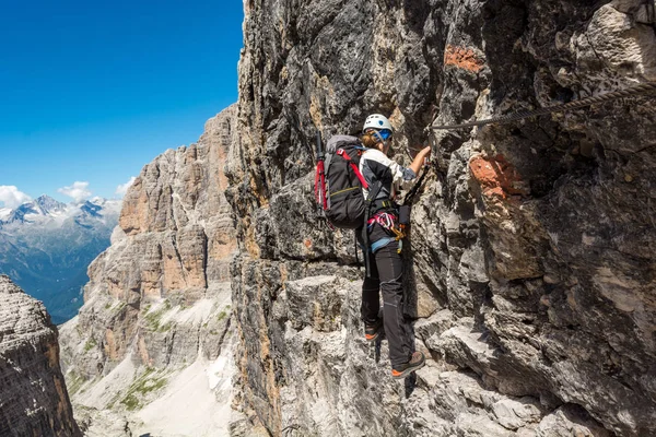 Escalade féminine sur la route via ferrata . — Photo