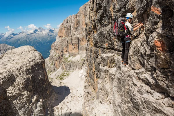 Žena horolezec na via ferrata trasy. — Stock fotografie