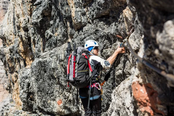 を介してフェッラタ ルートの女性登山家. — ストック写真