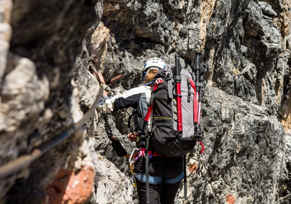 Žena horolezec na via ferrata trasy. — Stock fotografie