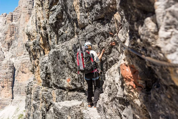 を介してフェッラタ ルートの女性登山家. — ストック写真