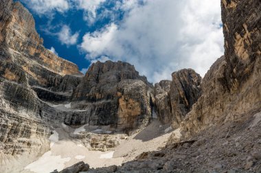 Dağ Vadisi shapped bir kazan gibi başlangıcı.