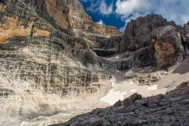 Dağ Vadisi shapped bir kazan gibi başlangıcı.