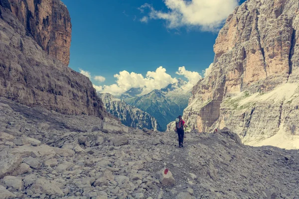 Ženské trekker pěšky podél horského údolí. — Stock fotografie