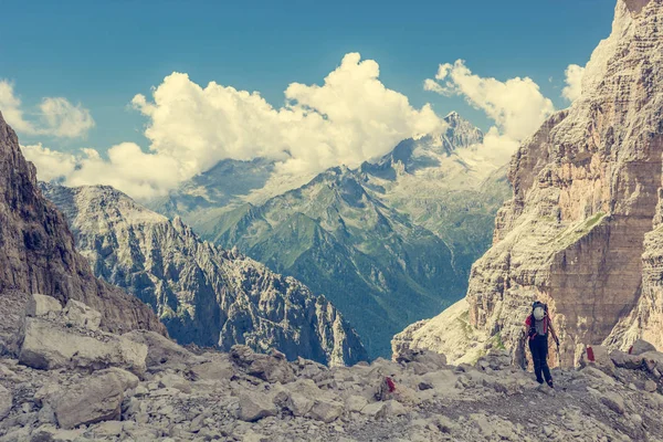 Female trekker walking along mountain valley. — Stock Photo, Image