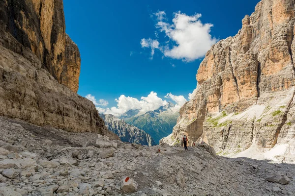 Kvinnliga trekker promenader längs berget dalen. — Stockfoto