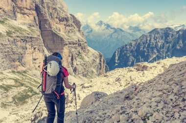 Kadın trekker dağ Vadisi yürüyüş.