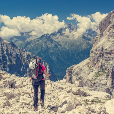 Kadın trekker dağ Vadisi yürüyüş.
