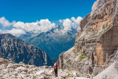 Kadın trekker dağ Vadisi yürüyüş.