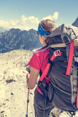 Erkek dağ manzarası zevk tırmanma.