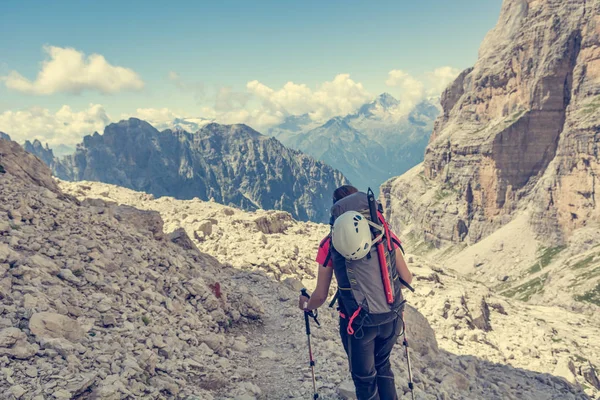 Kadın trekker dağ Vadisi yürüyüş. — Stok fotoğraf