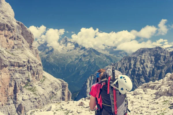 Kvinnliga trekker promenader längs berget dalen. — Stockfoto