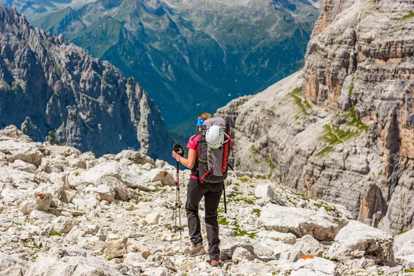 Kadın trekker dağ Vadisi yürüyüş. — Stok fotoğraf