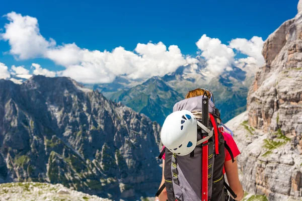 Kvinnliga trekker promenader längs berget dalen. — Stockfoto