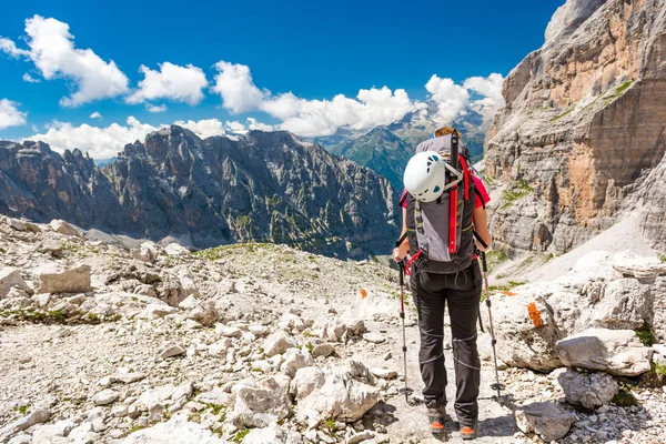 Trekker donna che cammina lungo la valle della montagna . — Foto Stock