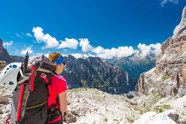 Escalada femenina disfrutando de espectaculares vistas a la montaña . —  Fotos de Stock