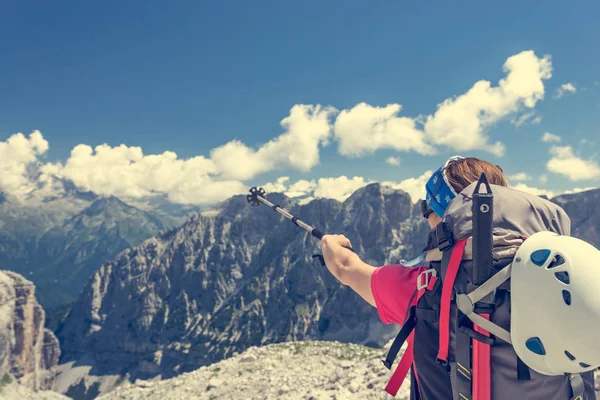 Bergsteigerin deutet auf nächste Herausforderung hin. — Stockfoto