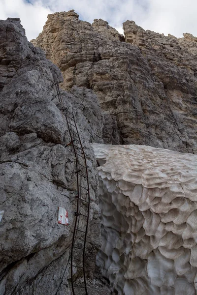 Metalic stege att hjälpa klättrare att stiga upp bredvid glaciär. — Stockfoto