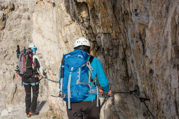 Pair of climbers walking on narrow ledge. — Stock Photo, Image