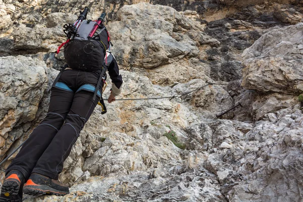 Alpinista parete di montagna ascendente . — Foto Stock